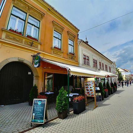 Cherry Apartman Eger Buitenkant foto